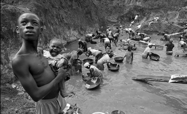 Hedendaagse slaven in Ghana delven goud voor de smartphone die je van Sinterklaas krijgt (bron: Lisa Kristine/The Atlantic)